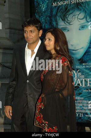 Regisseur M.Night Shyamalan und Frau am 17. Juli 2006 in New York Premiere für Regisseur M.Night Shyamalan Film "Lady in the Water' (UPI Foto/Ezio Petersen) Stockfoto