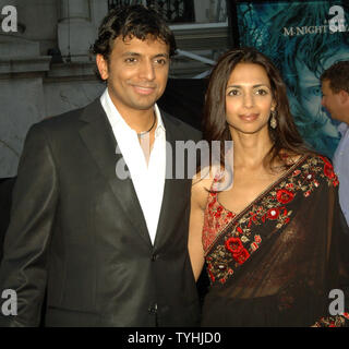 Regisseur M.Night Shyamalan und Frau kommen am 17. Juli 2006 in New York Premiere für Regisseur M.Night Shyamalan Film "Lady in the Water'. (UPI Foto/Ezio Petersen) Stockfoto