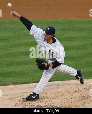 New York Yankees Sidney Ponson releases ein Pitch im ersten Inning an Yankees Stadion in New York City am 18. Juli 2006. Die New York Yankees Wirt die Seattle Mariners. (UPI Foto/John angelillo) Stockfoto