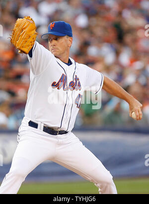 New York Mets Tom Glavine wirft einen Pitch im ersten Inning auf das Shea Stadium in New York City am 25. Juli 2006. Die New York Mets spielen Wirt zu den Cincinnati Reds. (UPI Foto/John angelillo) Stockfoto