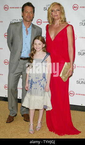 Greg Kinnear, Toni Collette (rechts) und Abigail Breslin kommen für die Premiere von seinem neuen Film "Little Miss Sunshine" im Loews Lincoln Square Theater in New York am 25. Juli 2006. (UPI Foto/Laura Cavanaugh) Stockfoto