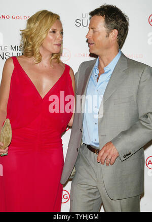 Greg Kinnear und Toni Collette kommen für die Premiere von seinem neuen Film "Little Miss Sunshine" im Loews Lincoln Square Theater in New York am 25. Juli 2006. (UPI Foto/Laura Cavanaugh) Stockfoto