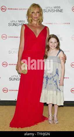 Toni Collette (links) und Abigail Breslin kommen für die Premiere von seinem neuen Film "Little Miss Sunshine" im Loews Lincoln Square Theater in New York am 25. Juli 2006. (UPI Foto/Laura Cavanaugh) Stockfoto