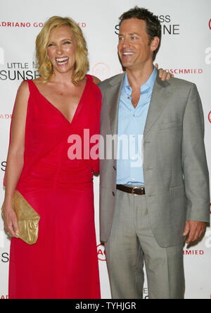 Greg Kinnear und Toni Collette kommen für die Premiere von seinem neuen Film "Little Miss Sunshine" im Loews Lincoln Square Theater in New York am 25. Juli 2006. (UPI Foto/Laura Cavanaugh) Stockfoto