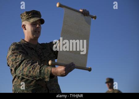 Chief Warrant Officer 3 Mark L. Baldwin, der Adjutant für besondere Zwecke Marine Air Ground Task Force-Crisis Response-Africa, liest die traditionelle Geburtstag Nachricht aus dem 13 Kommandant des Marine Corps, General John A. Lejeune, während ein Kuchen Cutting feiert 241. Geburtstag der US Marine Corps" in Morón, Spanien, November 10, 2016. Eine altehrwürdige Tradition, die Geburtstagsfeier verkörpert Esprit de Corps und der geschätzten Geschichte von denen, die vor uns das Marine Corps warfighting Ethos veranschaulicht. Stockfoto