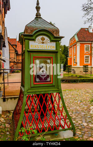 Eine Rikstelefon Phone Booth, einem frühen Schwedischen Telefonzelle, in Kulturen, ein Open-Air-Museum im Zentrum der Stadt Lund, Schweden. Januar 2019. Stockfoto