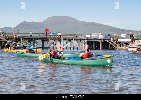 Luss, Loch Lomond, Schottland, Großbritannien. 26 Juni, 2019. UK Wetter-Studenten aus hillpark Secondary School in Glasgow mit strahlend blauem Himmel und Sonnenschein am Nachmittag, als sie das Dorf Luss lassen Sie paddeln auf Loch Lomond für den Herzog von Edinburgh silber Expedition. Credit: Kay Roxby/Alamy leben Nachrichten Stockfoto