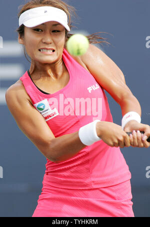 Akiko Morigami von Japan gibt die Kugel zu Katarina Srebotnik von Slovaki in der ersten Runde bei den US Open auf der USTA National Tennis Center in am 28. August 2006 in New York statt. (UPI Foto/Monika Graff) Stockfoto