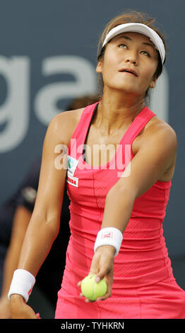 Akiko Morigami von Japan dient, um die Kugel zu Katarina Srebotnik von Slovaki in der ersten Runde bei den US Open auf der USTA National Tennis Center in am 28. August 2006 in New York statt. (UPI Foto/Monika Graff) Stockfoto