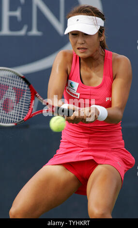 Akiko Morigami von Japan gibt die Kugel zu Katarina Srebotnik von Slovaki in der ersten Runde bei den US Open auf der USTA National Tennis Center in am 28. August 2006 in New York statt. (UPI Foto/Monika Graff) Stockfoto