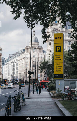 London, UK, 15. Juni 2019: Menschen zu Fuß vorbei an der NCP (National Car Parks) Parkplatz in Finsbury Square, London. NCP ist das Vereinigte Königreich das größte Stockfoto