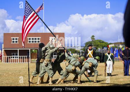 Us-Marines in die Zentrale Bataillon zugeordnet, Marine Corps Base Hawaii (MCBH), die Erhöhung des reenact Flagge auf Iwo Jima während der jährlichen Geburtstag einheitliche Pageant am Dewey Square an Bord MCBH, November 9, 2016. Stockfoto