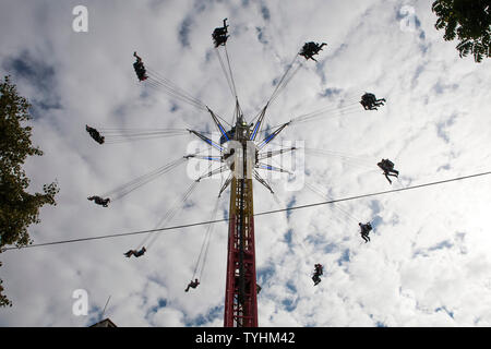 Passagiere auf einer Schaukel oder Stuhl Swing Fahrt mit dem London Eye im Hintergrund, London Stockfoto