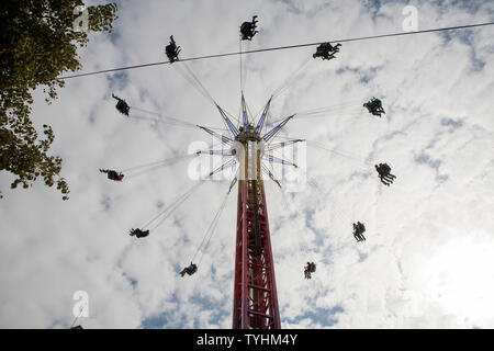 Passagiere auf einer Schaukel oder Stuhl Swing Fahrt mit dem London Eye im Hintergrund, London Stockfoto