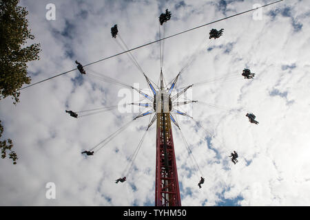 Passagiere auf einer Schaukel oder Stuhl Swing Fahrt mit dem London Eye im Hintergrund, London Stockfoto