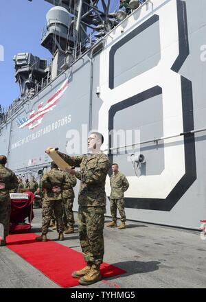 CHINA SEA (Nov. 10, 2016) Kapitän Jonathan Shih, zugeordnet zu den 11 Marine Expeditionary Unit (MEU), liest die Marine Corps Geburtstag schreiben während der 241 Marine Corps Geburtstagsfeier auf dem Flugdeck an Bord der Amphibisches Schiff USS Makin Island (LHD8). Makin Island, das Flaggschiff der Makin Island Amphibious Ready-Gruppe, die in den USA 7 Flotte Fläche von Operationen mit dem begonnen 11. MEU zur Unterstützung der Sicherheit und Stabilität in der Indo-Asia-Pazifik-Region. Stockfoto