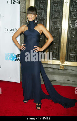 Nelly Furtado kommt für die Conde Nast Media Group Auftakt der New York Fashion Week mit der dritten jährlichen Fashion Rocks Konzert in der Radio City Music Hall in New York am 7. September 2006. (UPI Foto/Laura Cavanaugh) Stockfoto