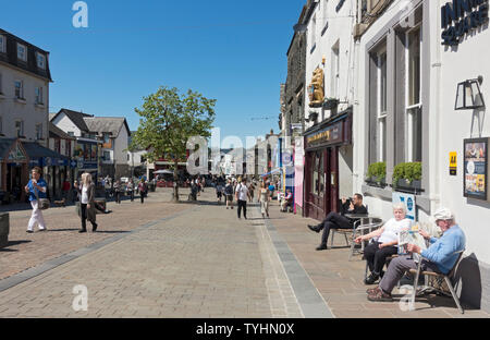 Menschen Besucher Touristen im Stadtzentrum im Sommer Keswick Cumbria England Großbritannien Großbritannien GB Großbritannien Stockfoto