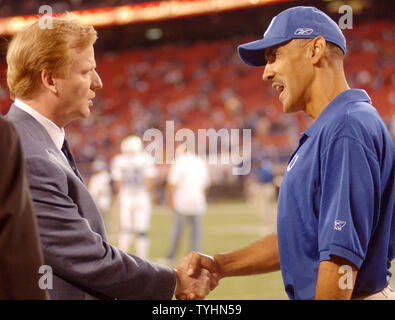 Die neue NFL Beauftragter Roger Goodell (links) wird von Coach Tony Dungy der Colts begrüßt vor Beginn der New York Giants Indianapolis Colts Spiel bei Meadowlands Stadium in New Jersey vs am 10. September 2006. Es ist das erste Mal in der Geschichte der NFL, dass zwei Brüder (Eli und Peyton Manning), QB's professionell gegeneinander gespielt haben. (UPI Foto/Ezio Petersen) Stockfoto