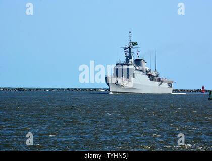 MAYPORT, Fla (Nov. 10, 2016) - Der brasilianische Niteroi Fortbildung Fregatte Brasil (U 27) durch den Eingang Kanal geht vor Anker biegn pierside am Naval Station Mayport (NAVSTA). Die BRasil ist die Durchführung einer port Besuch NAVSTA als Teil einer Midshipmen training Cruise (MTC) von fast fünf Monate. Nach Abschluss des MTC, fast 200 midshipment wird als fähnriche in der brasilianischen Marine beauftragt werden. Stockfoto