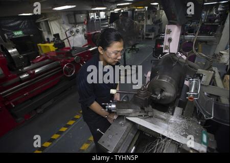 Golf (Nov. 10, 2016) Seaman Trina Pring, aus Oxnard, Kalifornien, macht einen Stecker mit einer Latte in der Maschine Werkstatt des aircaft Carrier USS Dwight D. Eisenhower (CVN 69) (IKE). Pring serviert an Bord Ike als Maschinen Handwerker. Ike und Ihre Carrier Strike Group sind zur Unterstützung der Operation inhärenten Lösen, Maritime Security Operations und Theater Sicherheit Zusammenarbeit in den USA 5 Flotte Bereich der Operationen eingesetzt. Stockfoto
