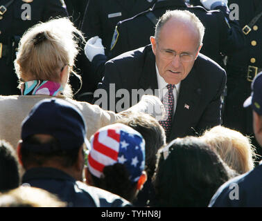 Der ehemalige New Yorker Bürgermeister Rudy Giuliani grüßt die Familienangehörigen der Opfer des 11. September 2001 Terroranschläge an der Zeremonie zum Gedenken an den fünften Jahrestag am Ground Zero September 11, 2006 in New York. (UPI Foto/Monika Graff) Stockfoto