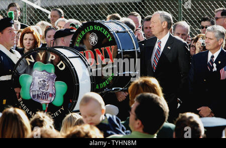 Der Staat New York Gouverneur George Pataki, zweite rechts, schließt sich an die Politiker und die Familienangehörigen der Opfer des 11. September 2001 Terroranschläge an der Zeremonie zum Gedenken an den fünften Jahrestag der am Ground Zero am 11. September gehalten wird, 2006 in New York. (UPI Foto/Monika Graff) Stockfoto