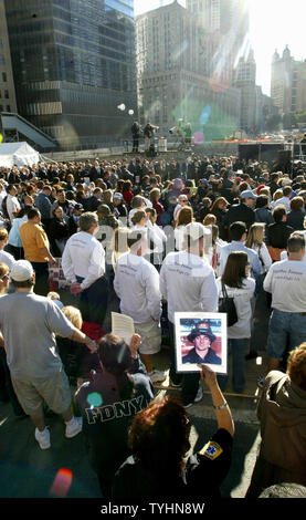 Die Familienangehörigen der Opfer des 11. September 2001 Terroranschläge die Zeremonie zum Gedenken an den fünften Jahrestag am Ground Zero 11. September in New York 2006. (UPI Foto/Monika Graff) Stockfoto