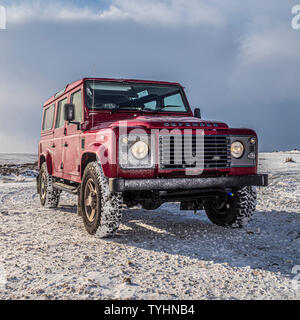 Land Rover Defender 110 XS Kombi im Schnee auf der North Yorkshire Moors, UK. Stockfoto