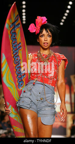 Mya Spaziergänge auf der Startbahn am Heatherette fashion show der Frühjahrstagung 2007 Fashion Kollektionen bei Olympus Fashion Week in New York City am 12. September 2006. (UPI Foto/John angelillo) Stockfoto