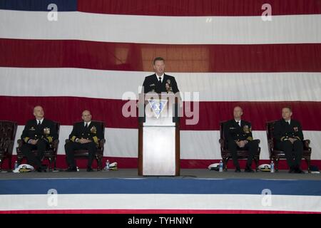 OAK Harbor, Washington (Nov. 10, 2016) der hinteren Adm. Kyle Cozad, Kommandant Patrouille und Aufklärung Gruppe, bietet Erläuterungen bei einem Befehl Zeremonie am Naval Air Station Whidbey Island statt. Kapitän Robert W. Patrick entlastet Kapitän Brett W. Mietus als Flügel 10 Commodore während der Zeremonie. Wing 10 ist für die Ausbildung, Wartung und die administrative Unterstützung der ihm zugewiesenen VP und VQ Staffeln verantwortlich. Stockfoto