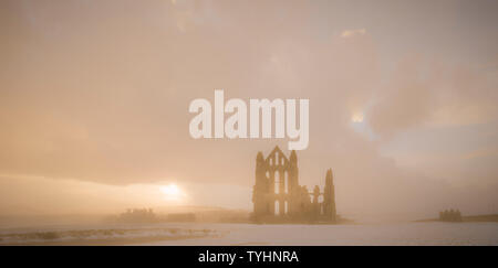 Whitby Abbey im Schnee, North Yorkshire, Großbritannien Stockfoto