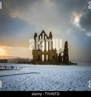 Whitby Abbey im Schnee, North Yorkshire, Großbritannien Stockfoto