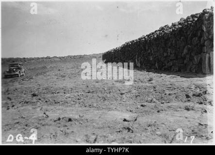 Stauseen. Dieses Bild gibt eine Vorstellung von den Ausmaßen des Zauns.; Umfang und Inhalt: Lager DG4 ist 1,6 km südwestlich von Springfield, Idaho im SE 1/4 Abschnitt 14, Gemeinde 4 South, Reichweite 32 Osten gelegen. Es ist durch das CCC Unternehmen 990 von Big Sur, State Park 12, Monterey, Kalifornien beschäftigt. Der Arbeitsbereich dieses Camps liegt in Weiden Bezirk Nr. 3. Es liegt etwa eine Meile von der Schiene. Bau des Lagers war, die von der Advanced Detail am 1. Mai begonnen. Es wurde von der 15. Mai besetzt. Feld Arbeit war 30. Mai begonnen. Stockfoto