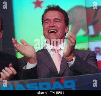 Der kalifornische Gouverneur Arnold Schwarzenegger nimmt Teil an der feierlichen Klingeln der Öffnung des Handels an der New Yorker Büros der NASDAQ am 16. Oktober 2006. (UPI Foto/Ezio Petersen) Stockfoto