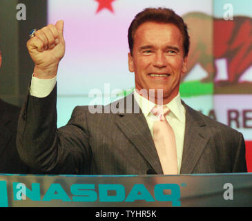 Der kalifornische Gouverneur Arnold Schwarzenegger nimmt Teil an der feierlichen Klingeln der Öffnung des Handels an der New Yorker Büros der NASDAQ am 16. Oktober 2006. (UPI Foto/Ezio Petersen) Stockfoto