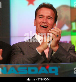 Der kalifornische Gouverneur Arnold Schwarzenegger nimmt Teil an der feierlichen Klingeln der Öffnung des Handels an der New Yorker Büros der NASDAQ am 16. Oktober 2006. (UPI Foto/Ezio Petersen) Stockfoto