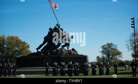 Marines von Marines Kaserne Washington Form während der Wiedervereinigung an das Marine Corps War Memorial in Arlington, Va., Nov. 10, 2016. Die Marines eine feierliche Kranzniederlegung die Opfer der Service Mitglieder für die Verteidigung der Vereinigten Staaten zu ehren. Stockfoto