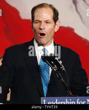Attorney General und Gouverneur von New York wählt Eliot Spitzer dank Anhänger an der New York State Demokratische Partei midterm Wahl Nacht feiern am 7. November 2006. (UPI Foto/Ezio Petersen) Stockfoto