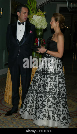 Seine Königliche Hoheit, der infantin Dona Elena de Borbón und Ehemann S.E. Jaime de Marichalar kommen an der Königin Sofia Spanischen Institut 2006 Goldmedaille Gala im Pierre Hotel in New York am 15. November 2006. (UPI Foto/Laura Cavanaugh) Stockfoto