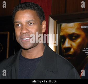 Schauspieler Denzel Washington kommt für die New York Premiere seines neuen Filmes "Deja Vu" am 20. November 2006. (UPI Foto/Ezio Petersen) Stockfoto