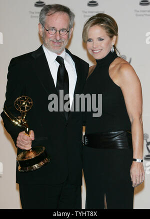 Regisseur Steven Spielberg wirft mit Auszeichnung der Gründer, wie er von nachrichtensprecher Katie Couric verbunden ist, der die Auszeichnung, die ihm auf der 34. jährlichen Internationalen Emmy Awards Gala präsentierte am 20. November 2006 in New York City. Die Auszeichnungen, die von der Internationalen Akademie für Fernsehen Kunst und Wissenschaft gestellt werden, um Fernsehprogramme außerhalb der Vereinigten Staaten. (UPI Foto/Monika Graff) Stockfoto