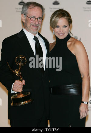 Regisseur Steven Spielberg wirft mit Auszeichnung der Gründer, wie er von nachrichtensprecher Katie Couric verbunden ist, der die Auszeichnung, die ihm auf der 34. jährlichen Internationalen Emmy Awards Gala präsentierte am 20. November 2006 in New York City. Die Auszeichnungen, die von der Internationalen Akademie für Fernsehen Kunst und Wissenschaft gestellt werden, um Fernsehprogramme außerhalb der Vereinigten Staaten. (UPI Foto/Monika Graff) Stockfoto