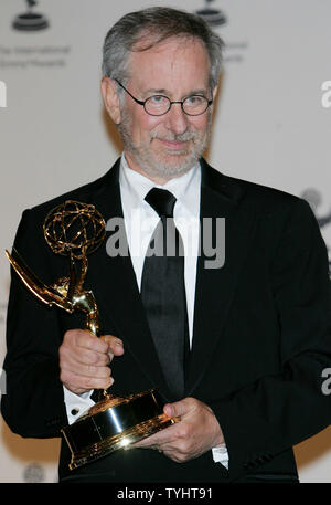 Regisseur Steven Spielberg wirft mit Auszeichnung des Gründers, die ihm auf der 34. jährlichen Internationalen Emmy Awards Gala am 20. November vorgelegt wurde 2006 in New York City. Die Auszeichnungen, die von der Internationalen Akademie für Fernsehen Kunst und Wissenschaft gestellt werden, um Fernsehprogramme außerhalb der Vereinigten Staaten. (UPI Foto/Monika Graff) Stockfoto