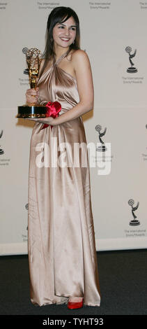 Maryam Hassouni der Niederlande stellt mit ihrem besten Hauptdarstellerin, die sie für ihre Rolle in "Angebote" auf der 34. jährlichen Internationalen Emmy Awards Gala am 20. November 2006 in New York City erhalten. Die Auszeichnungen, die von der Internationalen Akademie für Fernsehen Kunst und Wissenschaft gestellt werden, um Fernsehprogramme außerhalb der Vereinigten Staaten. (UPI Foto/Monika Graff) Stockfoto