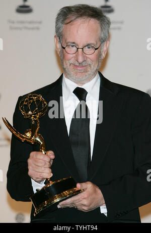 Regisseur Steven Spielberg wirft mit Auszeichnung des Gründers, die ihm auf der 34. jährlichen Internationalen Emmy Awards Gala am 20. November vorgelegt wurde 2006 in New York City. Die Auszeichnungen, die von der Internationalen Akademie für Fernsehen Kunst und Wissenschaft gestellt werden, um Fernsehprogramme außerhalb der Vereinigten Staaten. (UPI Foto/Monika Graff) Stockfoto