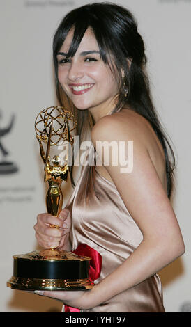 Maryam Hassouni der Niederlande stellt mit ihrem besten Hauptdarstellerin, die sie für ihre Rolle in "Angebote" auf der 34. jährlichen Internationalen Emmy Awards Gala am 20. November 2006 in New York City erhalten. Die Auszeichnungen, die von der Internationalen Akademie für Fernsehen Kunst und Wissenschaft gestellt werden, um Fernsehprogramme außerhalb der Vereinigten Staaten. (UPI Foto/Monika Graff) Stockfoto