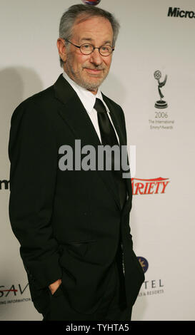 Regisseur Steven Spielberg kommt an der 34th Annual International Emmy Awards Gala, wo er der Gründer Award am 20. November 2006 in New York City erhalten. Die Auszeichnungen, die von der Internationalen Akademie für Fernsehen Kunst und Wissenschaft gestellt werden, um Fernsehprogramme außerhalb der Vereinigten Staaten. (UPI Foto/Monika Graff) Stockfoto