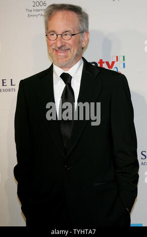 Regisseur Steven Spielberg kommt an der 34th Annual International Emmy Awards Gala, wo er der Gründer Award am 20. November 2006 in New York City erhalten. Die Auszeichnungen, die von der Internationalen Akademie für Fernsehen Kunst und Wissenschaft gestellt werden, um Fernsehprogramme außerhalb der Vereinigten Staaten. (UPI Foto/Monika Graff) Stockfoto