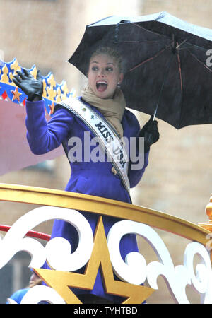 **** Korrigiert CAPTION ***** Tara Conner, 2006 Miss USA, Wellen zu der Masse von einem Float bei der 80Th Thanksgiving Day Parade von Macy's anzusehen am 23. November 2006 in New York City. Jedes Jahr tausende Zeile die 2 1/2 Meile parade Route der Prozession von Schwimmern, Marching Bands und Stars zu sehen. (UPI Foto/Monika Graff) Stockfoto